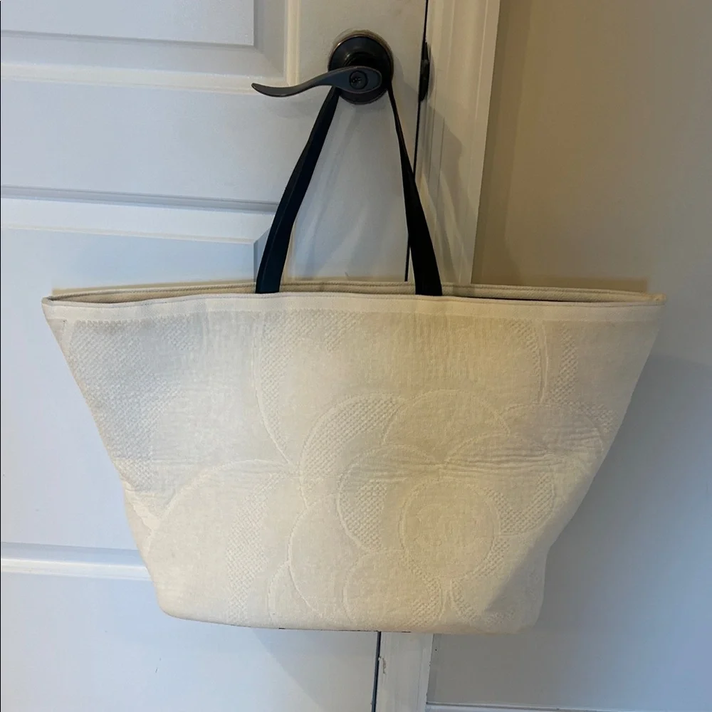 Chanel Elegant Cream Tote / beach Bag with tags! - Picture 6 of 16
